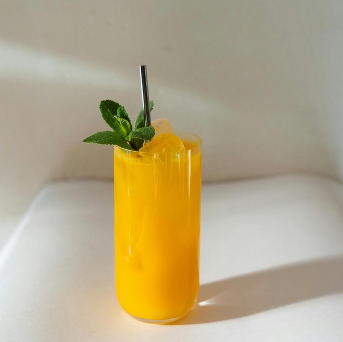 Smoothie jeruk-mangga bisa menghilangkan dahaga saat kamu sedang berada di tempat yang panas. Tidak hanya itu, minuman ini juga kaya akan nutrisi, sehingga menyehatkan.