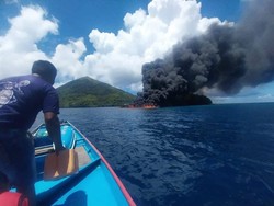 Kapal Angkut 35 Ton Minyak Terbakar di Maluku, Nakhoda-ABK Dievakuasi Kapal Angkut 35 Ton Minyak Terbakar di Maluku, Nakhoda-ABK Dievakuasi