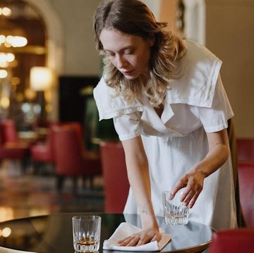 Ini 5 Karakter Orang yang Mandiri Membersihkan Tempat Makannya di Food Court