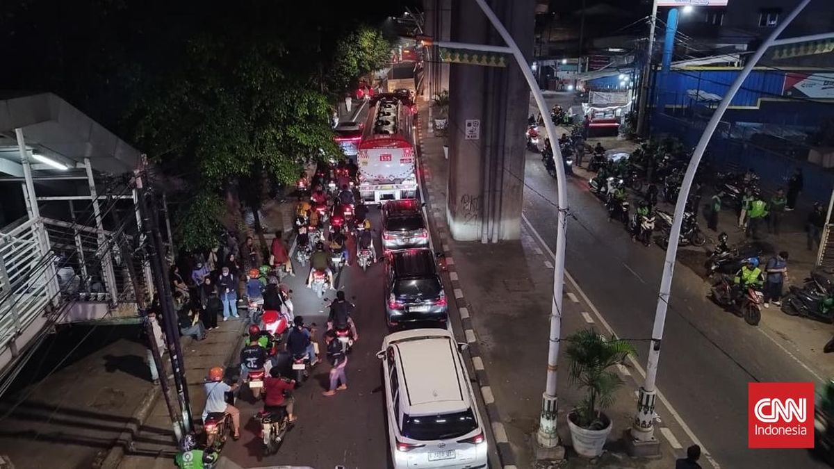 TJ Koridor 13 Terdampak Kebakaran Ciledug, Pekerja Pulang Terganggu