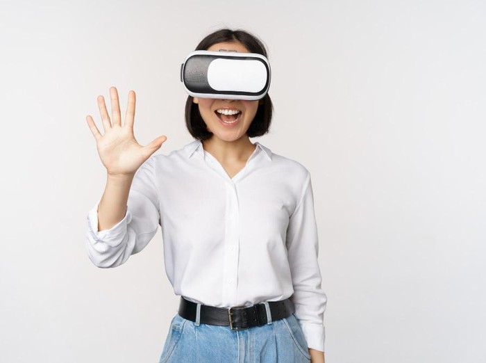 Ketika interaksi virtual terasa lebih penting daripada kebersamaan nyata, itu tanda keseimbangan sosialmu mulai terganggu. Secara psikologis, kondisi ini menunjukkan kebutuhan untuk detoks media sosial agar koneksi emosional di dunia nyata dapat pulih kembali.