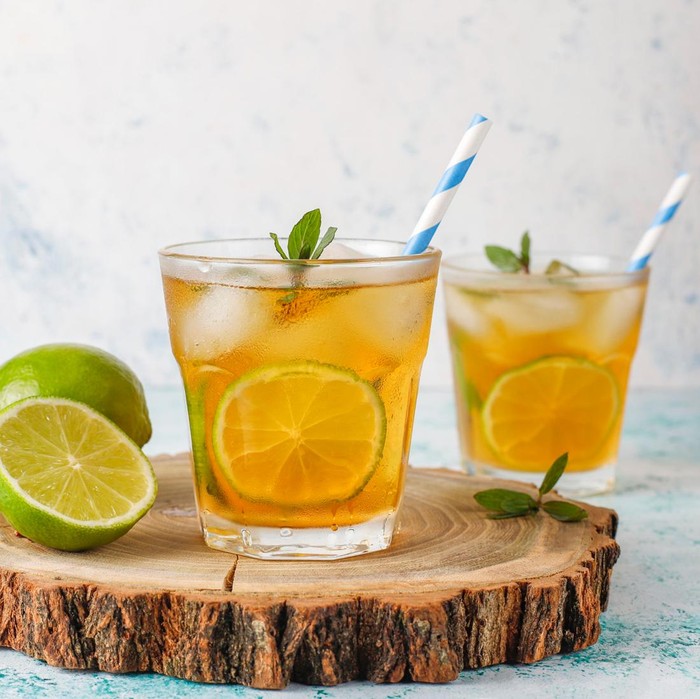 Rasa segar dari lemon tea bisa menghilangkan rasa hausmu seketika. Tidak hanya itu, minuman ini juga kaya akan vitamin C dan antioksidan, sehingga dijamin menyehatkan.
