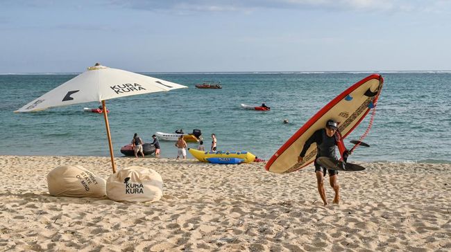 Suasana Pantai Kuta Mandalika, salah satu tempat wisata dekat Sirkuit Mandalika, Lombok Tengah, Nusa Tenggara Barat.