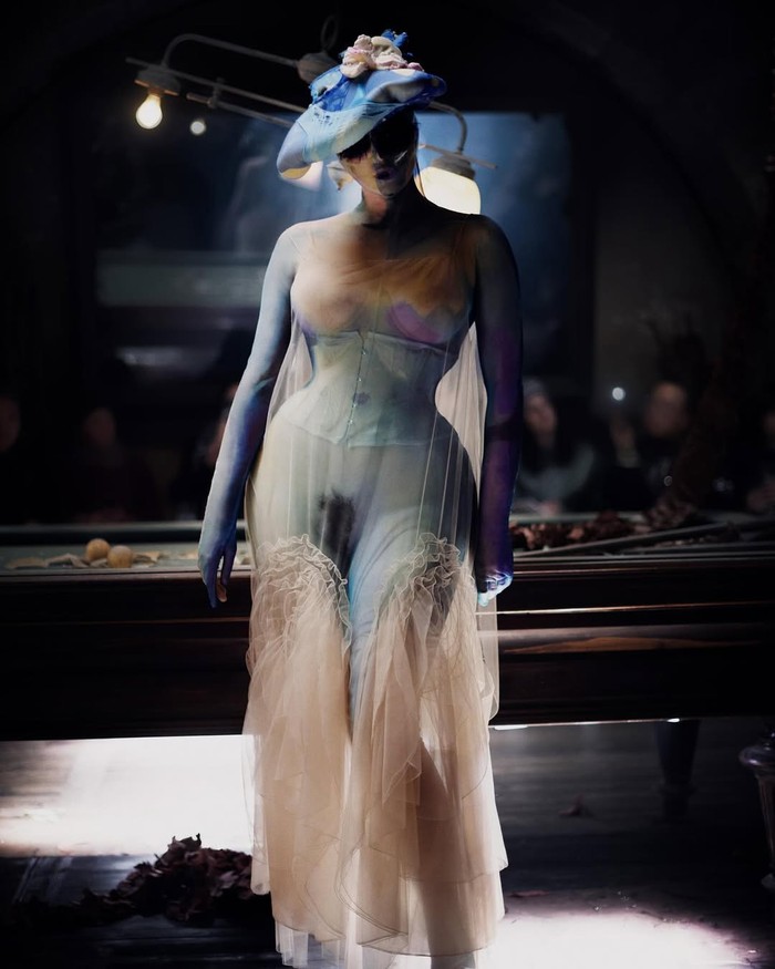 Maison Margiela Artisanal 2024. Koleksi adibusana menampilkan  rambut kemaluan palsu.