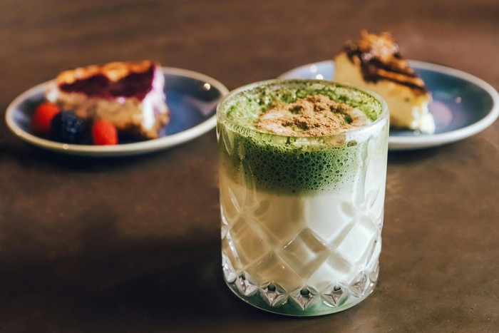 Salah satu minuman menyegarkan dan sehat yang cocok dikonsumsi saat cuaca terik adalah es matcha latte. Minuman ini kaya akan antioksidan, sehingga bisa menjaga kesehatan tubuh dengan baik.