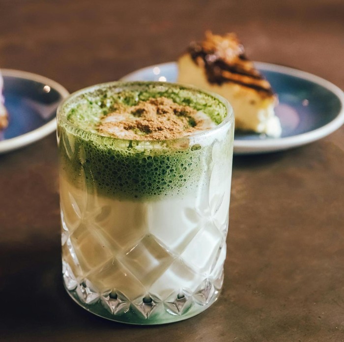 Salah satu minuman menyegarkan dan sehat yang cocok dikonsumsi saat cuaca terik adalah es matcha latte. Minuman ini kaya akan antioksidan, sehingga bisa menjaga kesehatan tubuh dengan baik.