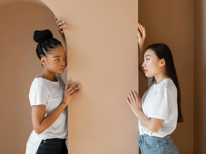 Sering membandingkan diri dengan kehidupan orang lain di media sosial bisa menurunkan rasa percaya diri dan kebahagiaanmu. Secara psikologis, hal ini menandakan kamu perlu detoks media sosial untuk memulihkan citra diri dan keseimbangan emosional.