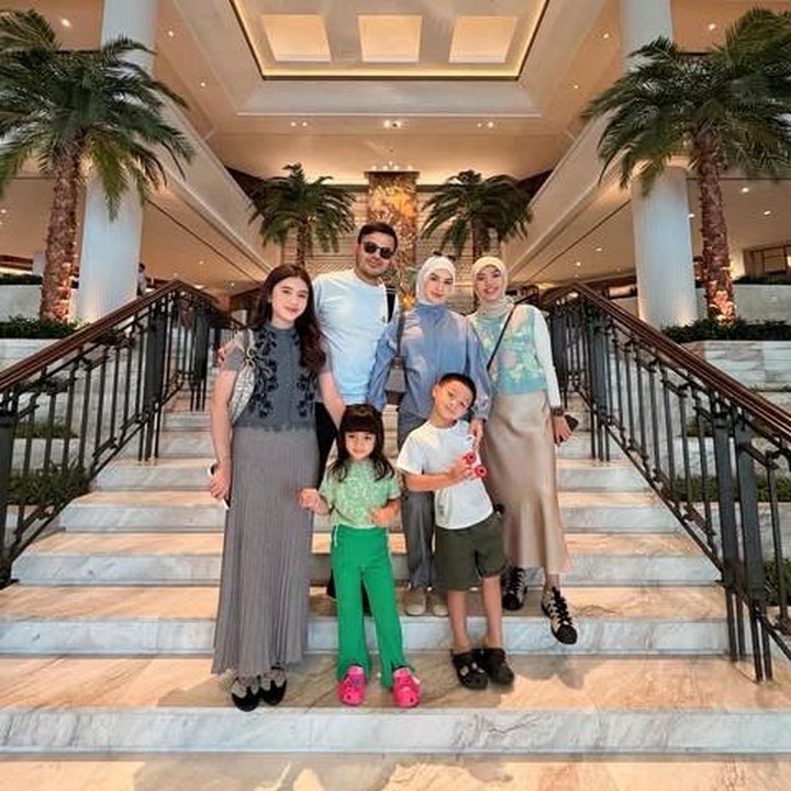 <p>Lewat unggahan di Instagram miliknya, Irish memperlihatkan potretnya bersama sang suami, Haldy Sabri, serta dua anak kandungnya, Air Rumi dan Amala Puti. Tak ketinggalan, dua anak sambung Irish, Hassya dan Syifa, juga ikut dalam liburan kali ini, Bunda. (Foto: Instagram @_irishbella_)</p>