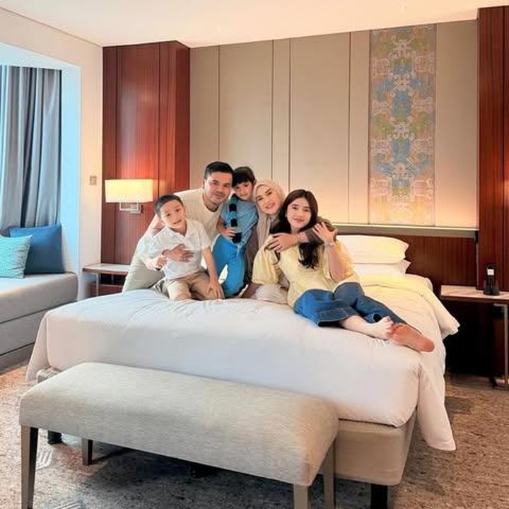 <p>Kehidupan aktris cantik Irish Bella belakangan ini kembali mencuri perhatian publik. Baru-baru ini, ia terlihat begitu bahagia menikmati <em>staycation</em> di sebuah hotel Jakarta bersama keluarga tercinta. (Foto: Instagram @_irishbella_)</p>