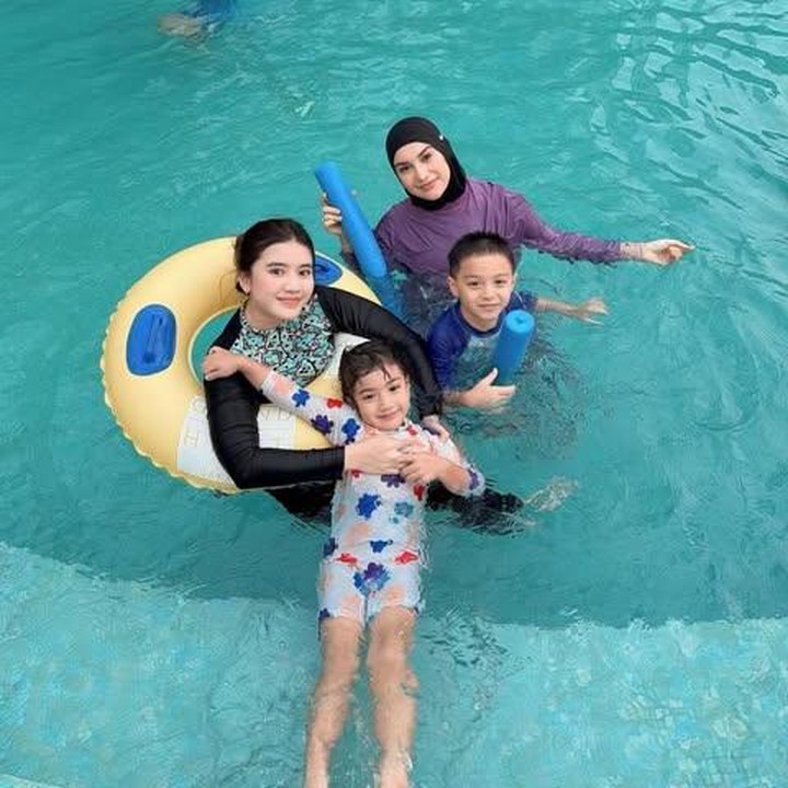 <p>Selama liburan, Irish tampaknya sangat menikmati waktunya bersama keluarga barunya, Bunda. Mereka melakukan berbagai kegiatan yang seru, salah satunya berenang bersama anak-anak.&nbsp;(Foto: Instagram @_irishbella_)</p>