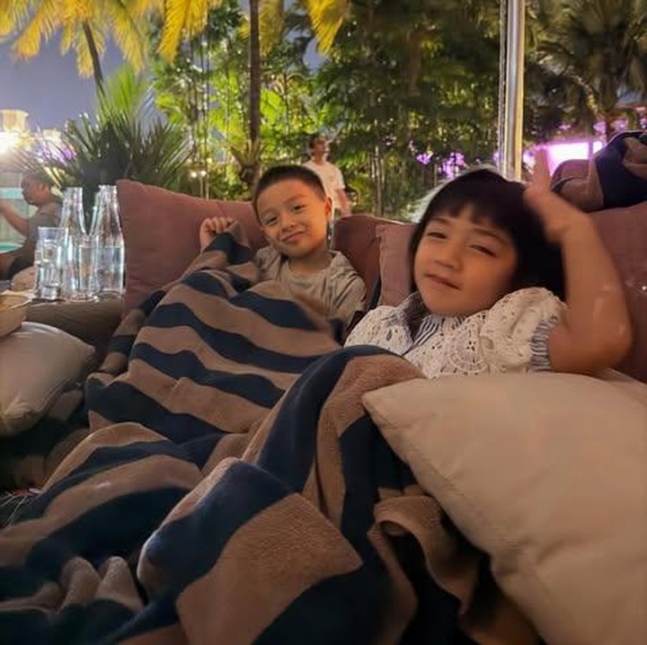 <p>Kebersamaan keluarga Irish pun sukses membuat netizen merasa haru dan ikut bahagia melihatnya. Salah satunya dari Instagram <em>@ako****</em> menulis, "<em>Alhamdulillah</em> Air Amala bahagia dan tidak kekurangan kasih sayang. Bahkan mendapat limpahan kasih sayang dari Momy, Papa, dan kakak-kakak, bahagianya sampai nembus layar,". Sementara itu, <em>@cal****</em> menambahkan, "Adem dan bahagia banget melihat kebersamaan Ka Irish dan Bang Haldy serta anak-anak,". Komentar lain pun turut menuliskan, "Keluarga bahagia masyaallah," tutur Instagram<em> @438****</em>. (Foto: Instagram @_irishbella_)</p>