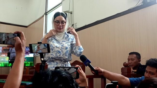 Tim kuasa hukum Nikita Mirzani meminta majelis hakim membebaskan kliennya dari segala dakwaan dan tuntutan hukum atas dugaan pemerasan dan TPPU.