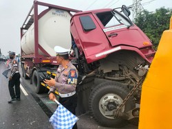 Tabrakan 2 Truk di Tol JORR Meruya: Kernet Tewas, 2 Sopir Luka Berat