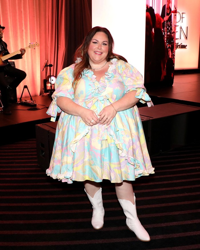 Aktris yang membintangi serial This Is Us, Chrissy Metz, menjadi salah satu yang memiliki kisah perjalanan diet yang mengesankan dan menginspirasi. Ia berhasil menurunkan berat badan hingga 45 kg. Ada beberapa rutinitas sehat yang ia terapkan.