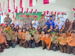 Duta Green Policing Polres Meranti Turun Edukasi Siswa SD Tanam Pohon