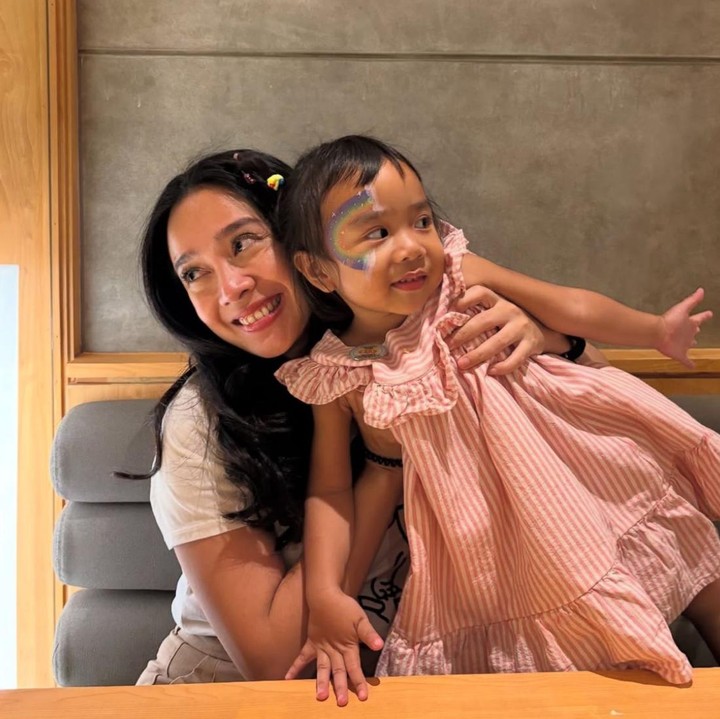 <p>Si Kecil yang akrab disapa Sanne ini lahir pada 14 Juni 2022. Kini, ia sudah menginjak usia tiga tahun, Bunda. Kehadiran Sanne menjadi warna baru dalam keluarga kecil ini. (Foto: Instagram @dea_ananda)</p>