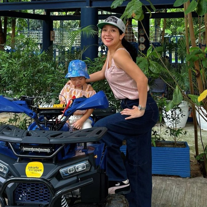 <p>Dea Ananda pun kerap membagikan momen kebersamaannya dengan sang putri di Instagram. Dalam salah satu unggahannya, keduanya terlihat sedang <em>quality time</em> di sebuah taman bermain, dengan Sanne yang asyik duduk di atas ATV. (Foto: Instagram @dea_ananda)</p>