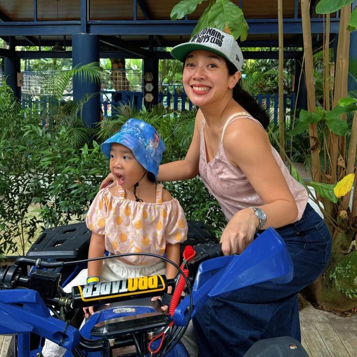 <p>Meski baru berusia tiga tahun, Sanne sudah mulai bisa menolak saat sang Bunda mengajaknya berfoto, nih. "Prinsip gue, kalau bocilnya lagi enggak mau difoto&hellip;yaudah gapapa, yang hadap cukup ibunya," kata Dea lewat Instagram. (Foto: Instagram @dea_ananda)</p>
