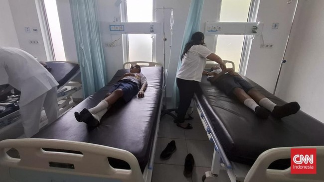 Siswa SMP di Toba Sumut Keracunan MBG, Dapur SPPG Pardomuan Ditutup Dapur Makan Bergizi Gratis di Toba ditutup setelah 84 pelajar keracunan. Penyelidikan dilakukan untuk evaluasi dan pemeriksaan makanan yang diduga bermasalah.