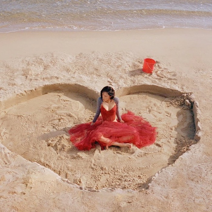 Sementara dalam comeback kali ini, Hwasa menggandeng aktor Park Jung Min sebagai sosok masa lalunya yang telah berpisah namun masih saling terikat oleh banyak kenangan indah./ Foto: instagram.com/_mariahwasa