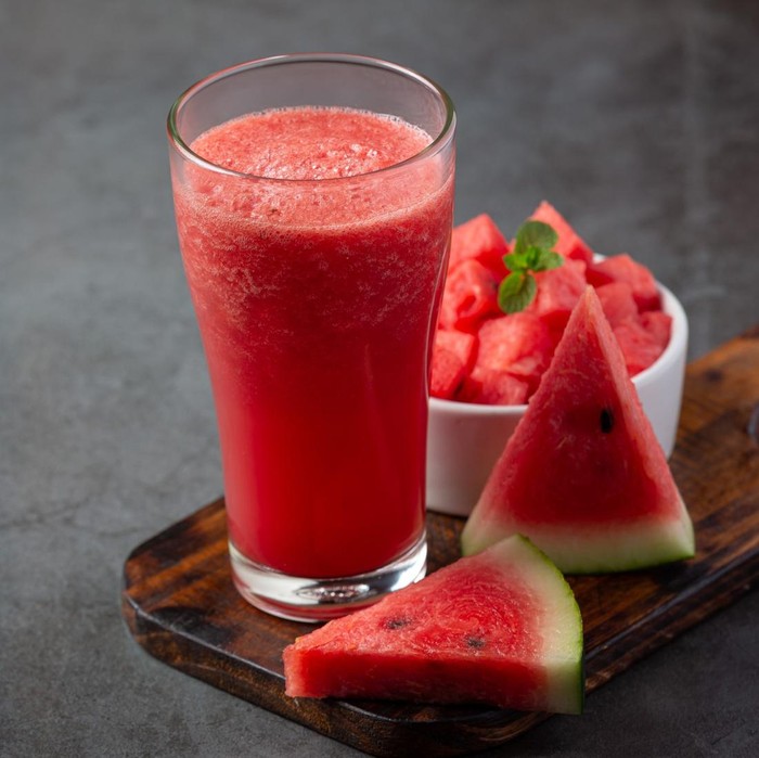 Saat mulai merasa dehidrasi, kamu bisa langsung mengonsumsi smoothie semangka. Bukan hanya segar, minuman ini juga kaya akan vitamin A, protein, dan vitamin C.