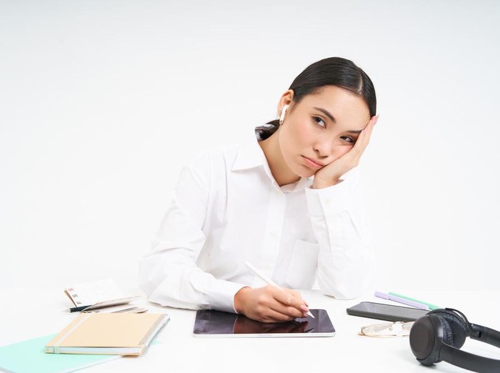 Secara psikologi, sulit fokus dapat menjadi tanda bahwa otakmu mengalami kelelahan akibat paparan stimulus digital berlebihan dari media sosial. Ketika perhatian mudah terpecah oleh notifikasi dan konten singkat, itu sinyal kamu perlu detoks agar kemampuan konsentrasi pulih kembali.