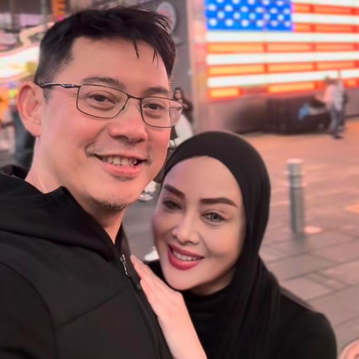 <p>Terry Putri&nbsp; terlihat menyusul sang suami, Derry Darmawan, ke Boston, Amerika Serikat, baru-baru ini. Momen ini menjadi kebahagiaan tersendiri bagi Terry setelah sekian lama menjalani hubungan jarak jauh dengan sang suami, Derry. (Foto: Instagram @terryputri)</p>