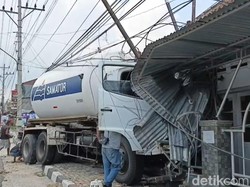 Diduga Rem Blong, Truk Muatan Gas Gasak Motor-Rumah di Secang Magelang
