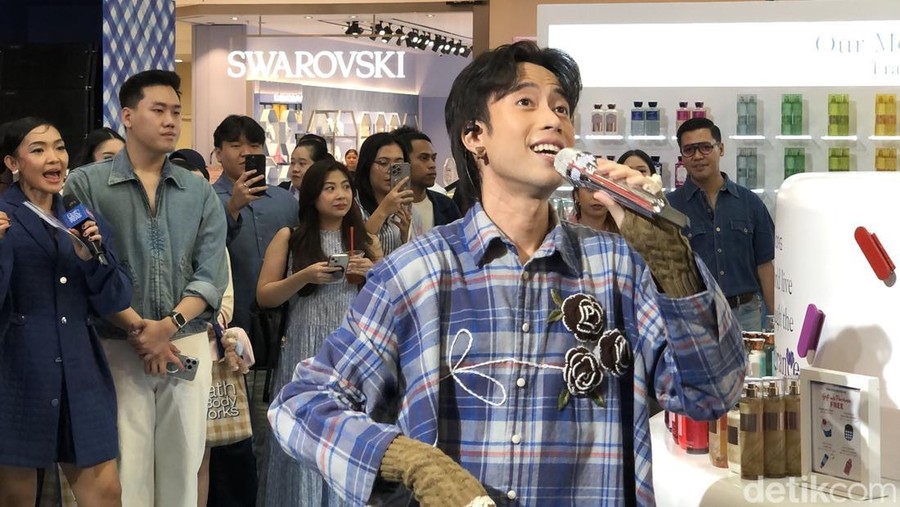 Penyanyi Vidi Aldiano mengungkapkan kebiasaannya terhadap wewangian hingga perawatan kulit tubuhnya agar selalu prima.