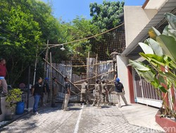 Parah! Pagar Blokir Jalan Perumahan di Semarang Ternyata Dialiri Setrum Parah! Pagar Blokir Jalan Perumahan di Semarang Ternyata Dialiri Setrum
