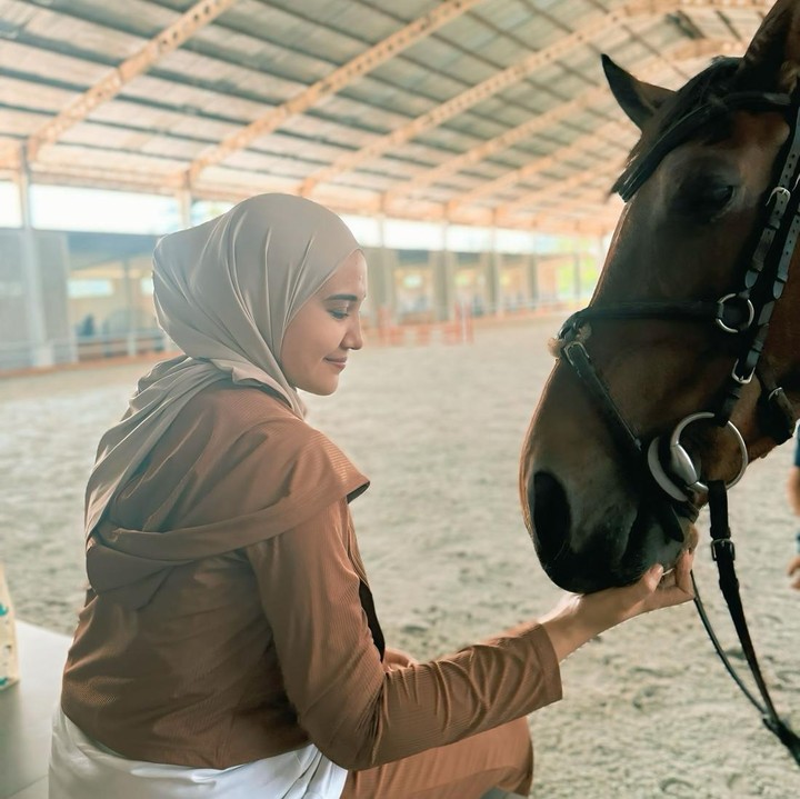 <p>Zaskia terlihat lebih aktif saat kehamilannya memasuki trimester kedua. Bila di awal kehamilan, ia banyak beristrirahat karena mengalami<em> morning sickness,</em> di trimester kedua ini, Zaskia mulai suka jalan-jalan. "Bales dendam di trimester 2, maunya jalan2. Karna kemarin cuma bisa tiduran sama muntah," ungkapnya dalam unggahan di Instagram. (Foto: Instagram @zaskiasungkar15)</p>