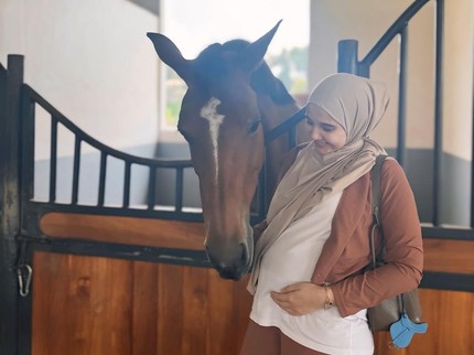 5 Potret Zaskia Sungkar Tetap Aktif Jalani Kehamilan Kedua, Terbaru Ikut Temani Shireen Berkuda