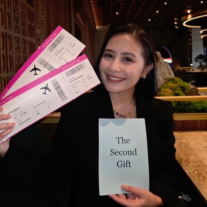 <p>Setelah selesai makan, Prilly mendapatkan hadiah kedua berupa tiket liburan, Bunda. Menariknya, tiket ini belum memiliki tujuan tertentu, sehingga Prilly bebas menentukan sendiri destinasi impiannya. &ldquo;Kado Kedua: TIKET KEMANA SAJA! Aku bebas memilih destinasi liburan impianku! Karena sudah lama aku ingin sekali liburan tapi belum bisa karena harus kerja,&rdquo; katanya. (Foto: Instagram @prillylatuconsina96)</p>