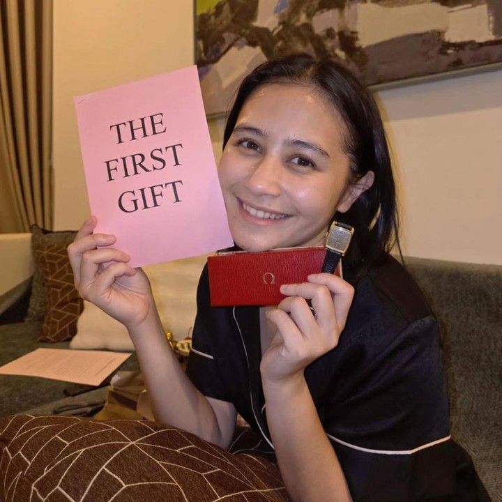 <p>Hadiah pertama dari Omara adalah sebuah jam tangan <em>vintage</em>. Setelah memberikan kado istimewa itu, Omara mengajak Prilly menikmati makan siang di restoran favoritnya, Bunda. (Foto: Instagram @prillylatuconsina96)</p>