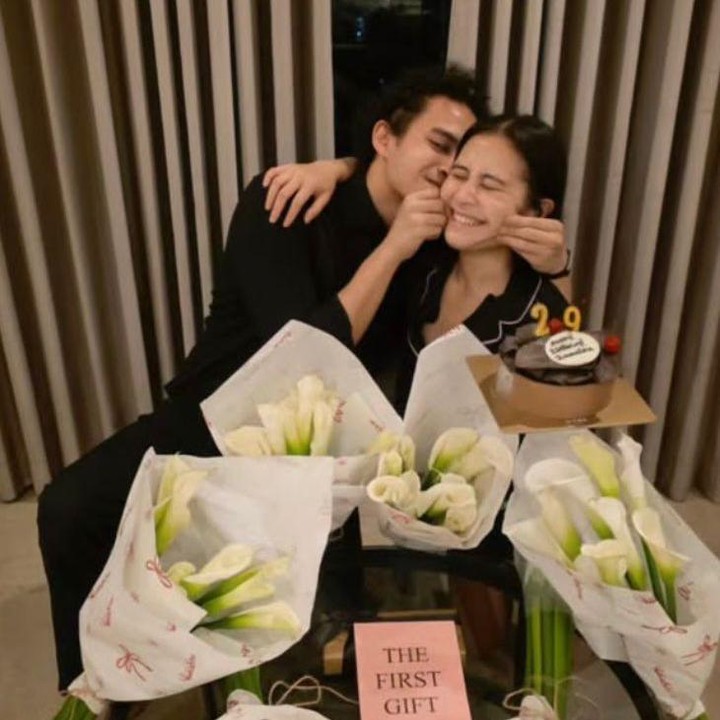 <p>Pemeran film <em>Danur</em> ini mendapat kejutan dari sang kekasih tepat pada pukul 12 malam, Bunda. Prilly menerima kiriman bunga, kue, dan sebuah surat yang berisi petunjuk tentang lima hadiah ulang tahunnya. &ldquo;Jam 12 malam tiba-tiba ada bunga Cala lily, bunga favoritku, kue blackforest, dan surat yang berisi bahwa aku akan menerima 5 kado di hari ulang tahunku,&rdquo; tulis Prilly melalui Instagramnya. (Foto: Instagram @prillylatuconsina96)</p>