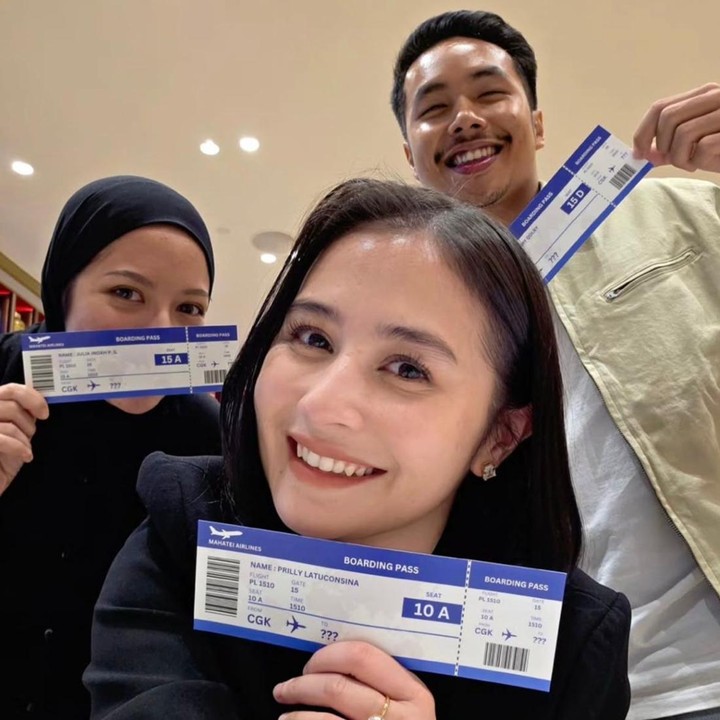 <p>Kejutan tidak berhenti sampai di situ, Bunda. Omara kemudian mempertemukan Prilly dengan sahabat terdekatnya dan memberikan hadiah ketiga, yaitu tiket liburan yang bisa dibawa untuk dirinya beserta dua sahabatnya. Di tengah perjalanan, Prilly menemukan surat berisi petunjuk hadiah keempat, yang sampai saat ini masih menjadi misteri. Lebih lanjut, Omara membawa Prilly ke sebuah lokasi di mana keluarga, sahabat, dan tim kerjanya berkumpul, dan akhirnya ia menerima hadiah kelima, yakni sebuah jam tangan yang sudah lama ia idamkan. (Foto: Instagram @prillylatuconsina96)</p>
