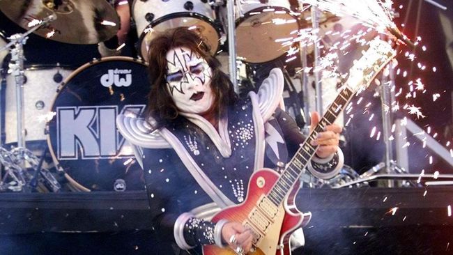 Pendiri KISS sekaligus gitaris legendaris Ace Frehley meninggal dunia saat berusia 74 tahun.
