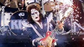 Pendiri KISS dan Gitaris Legendaris Ace Frehley Meninggal Dunia