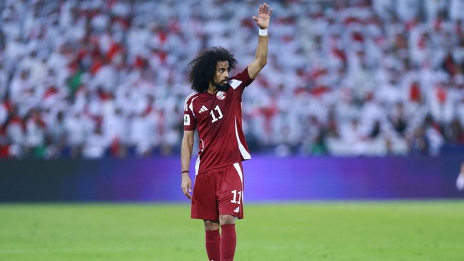 Bintang Qatar Akui Minta Fans Lempar Barang ke Lapangan Akram Afif, bintang Qatar, meminta suporter melempar barang ke lapangan untuk mengulur waktu saat melawan UEA. Tindakannya menuai kritik di media sosial.