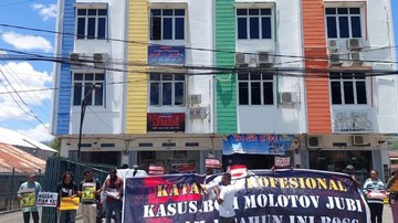 Aksi Jurnalis Papua, Peringati Setahun Teror Molotov ke Kantor Jubi
