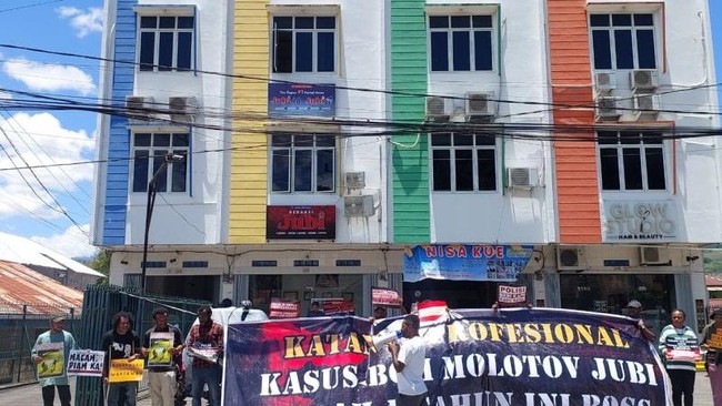 Koalisi Advokasi Keadilan Jurnalis Papua menggelar aksi damai memperingati satu tahun pelemparan atau teror bom molotov ke kantor Jubi.