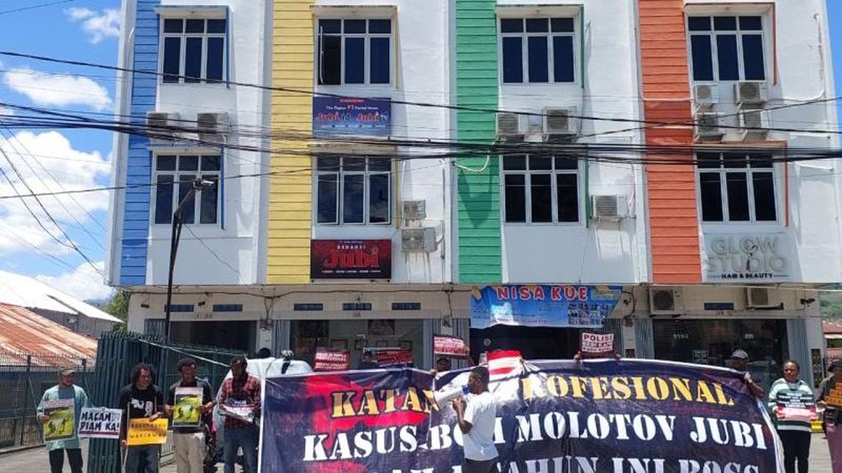 Aksi Jurnalis Papua, Peringati Setahun Teror Molotov ke Kantor Jubi