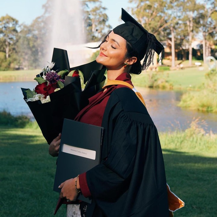 <p>Kolom komentar <em>postingan</em>-nya pun langsung dibanjiri ucapan selamat dari sahabat dan para penggemar. "<em>Congrats girlyyy,</em>" tulis Yasmin Napper. <em>“Congratulations</em> Manda,” tulis Cut Beby Tsabina. “<em>Happy graduation</em> mandaaa,” tulis akun <em>@naailara****. “Congratulation</em> cewek cantikkuuu,” tulis akun <em>@priliysa****.</em> (Foto: Instagram@amandarawles)</p>