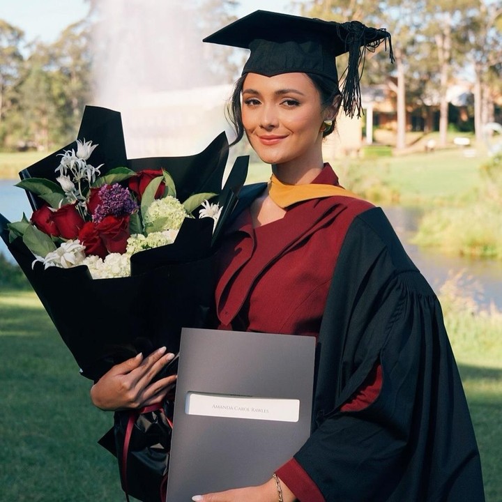 <p>Sejumlah artis Indonesia tak mengesampingkan pentingnya pendidikan, seperti Amanda Rawles yang baru saja menyelesaikan kuliah di Macquarie University Sydney, Australia. (Foto: Instagram@amandarawles)</p>