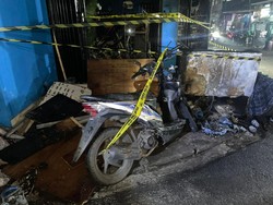 Pria di Jakbar Terbakar Usai Nekat Nyalakan Korek Saat Isi Bensin Eceran Pria di Jakbar Terbakar Usai Nekat Nyalakan Korek Saat Isi Bensin Eceran