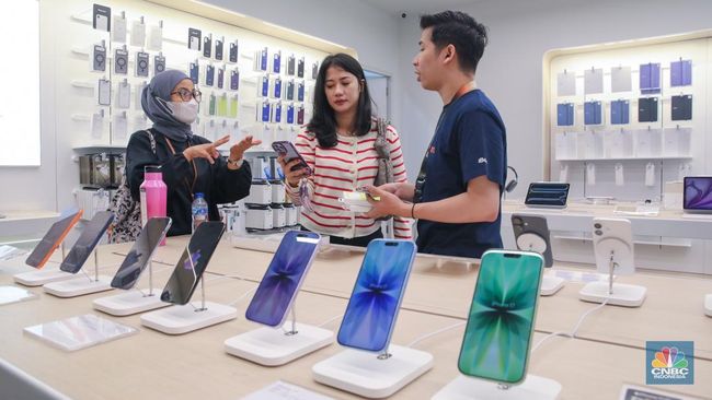 Calon pembeli melihat iPhone 17 Series di Gerai iBox Kota Kasablanka, Jakarta, Jumat (17/10/2025). (CNBC Indonesia/Faisal Rahman)