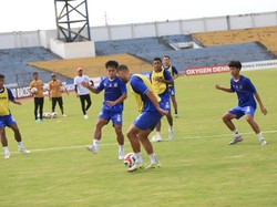 Nilmaizar Minta Pemainnya Tidak Lengah Saat Hadapi PSPS Pekanbaru Nilmaizar Minta Pemainnya Tidak Lengah Saat Hadapi PSPS Pekanbaru