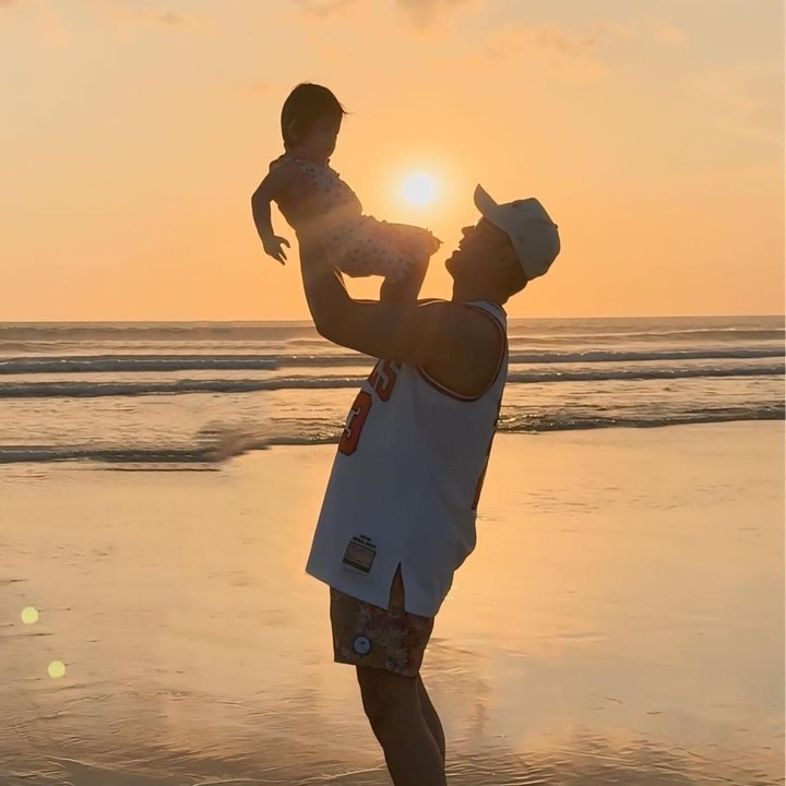 <p>Kekompakan Denny bersama istri dan anak banyak menuai pujian dari netizen. Tak sedikit yang mendoakan keluarga Denny selalu diberikan kebahagiaan. "Semuanya..selalu bahagia, sehat semuanya," tulis akun @ri***. "Suka semuanya , keluarga bahagia di tiap angle," ujar @je***. "Suka semuaaaa... Sehat dan bahagia selalu ya kaliaaaannn...gumush ak tuh," ungkap akun @r_***. (Foto: Instagram @sumargodenny)</p>
