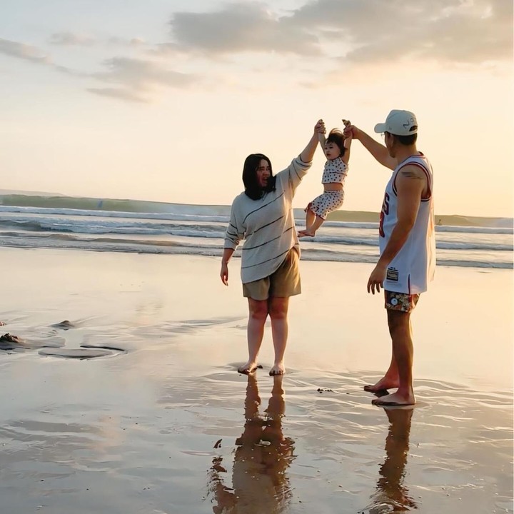 <p>Aktor dan YouTuber Denny Sumargo resmi menikah dengan Olivia Allan pada November 2020. Keduanya telah dikaruniai seorang putri bernama Gabriella Allan Sumargo atau akrab disapa Biel. Di tengah kesibukan bekerja, Denny selalu menyempatkan waktu untuk<em> quality time</em> bersama istri dan anak semata wayangnya. (Foto: Instagram @sumargodenny)</p>
