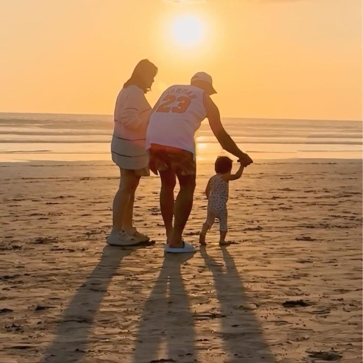 <p>Baru-baru ini, Denny memutuskan untuk liburan ke Bali bersama Oliv dan Biel. Ketiganya banyak menghabiskan waktu dengan menikmati pemandangan pantai dan laut di Bali. Melalui unggahan di Instagram, Denny membagikan momen saat sedang menemani sang putri bermain di pantai. (Foto: Instagram @sumargodenny)</p>
